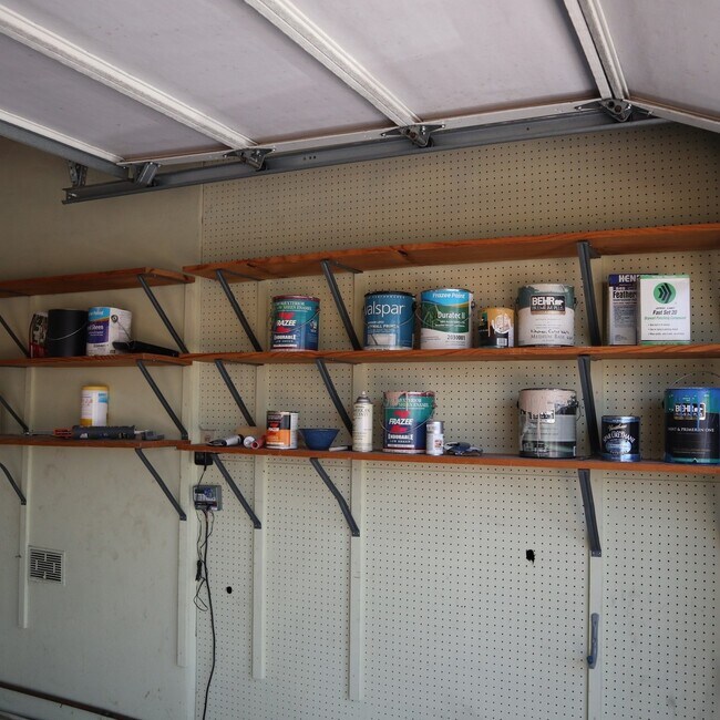 Building Photo - Available August 2026- 5 Bedroom with a POOL - on MARY LANE