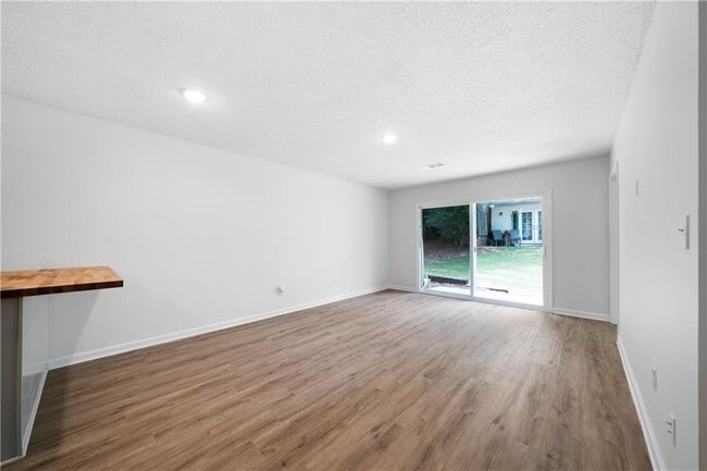 Building Photo - 374 Leisure Ct