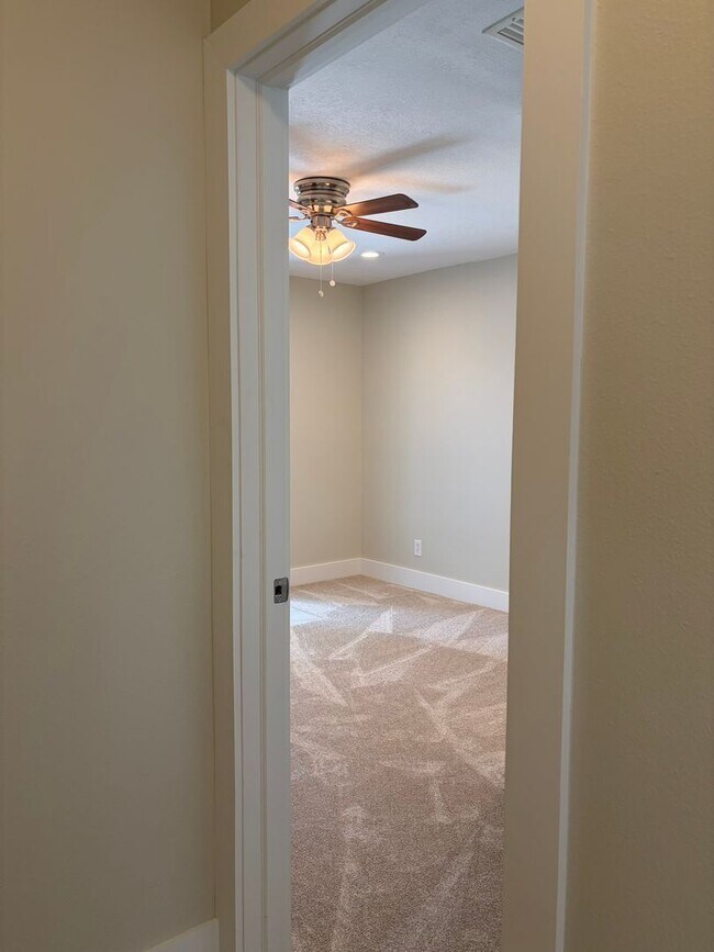 Building Photo - Refreshed North St Pete 4 Bedroom Home