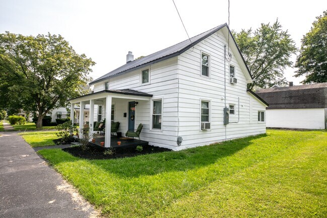 Building Photo - 215 E 8th St