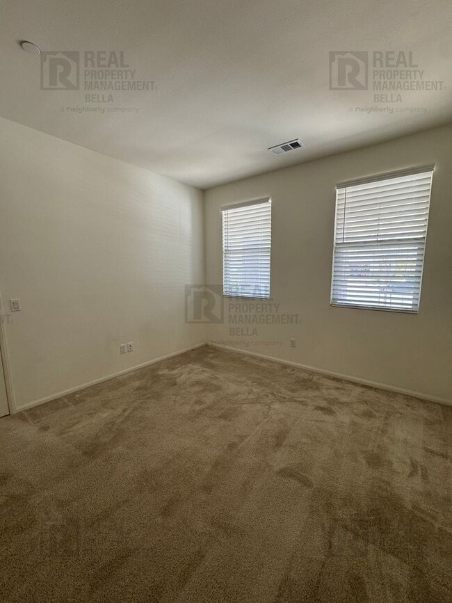 Building Photo - Single-Story Comfort & Style in Prime Heme...