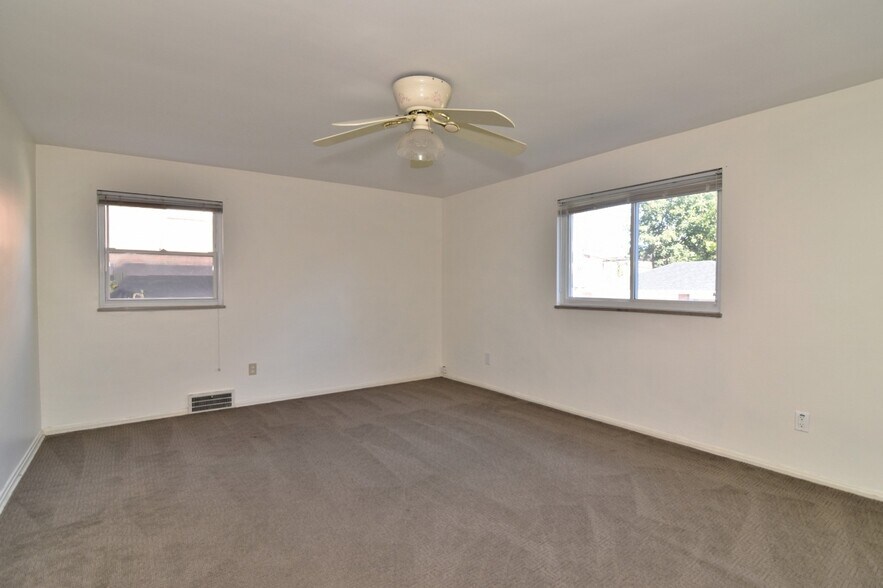 Building Photo - 2027 Riverside Dr