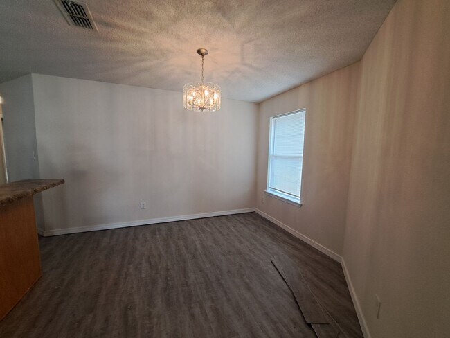 Building Photo - 3BR/2BA home with 2 car garage and privacy...