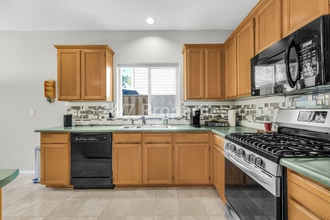 Building Photo - Inviting 3 BD | 2.5 BA Home w/ Massive Bac...