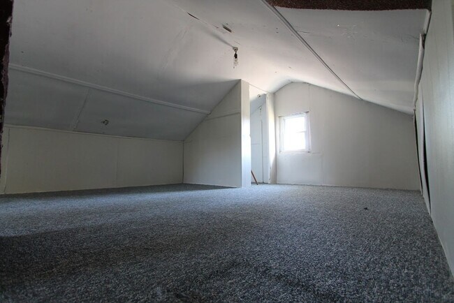 Building Photo - Massive Loft Area