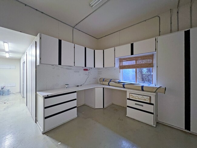 Building Photo - Gated Sound view home Des Moines area, 4 bed plus den 2.5 bath 3900 s/f, Available NOW!!!