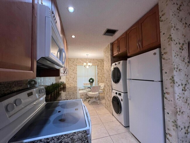 Building Photo - 5908 Viale Elizabeth