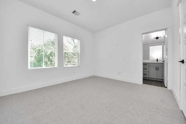 Building Photo - 318 Neyland St
