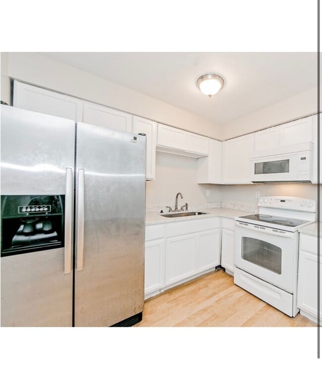 Building Photo - PRICE REDUCED!!!!!!Super Cute 3 Bedroom / ...