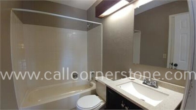 Building Photo - 2570 Clarendon Dr