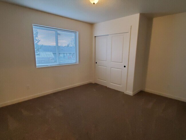 Building Photo - Adorable Newer Home in a Great Location With A Private Yard!