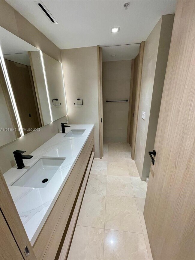 Building Photo - 251 Crandon Blvd