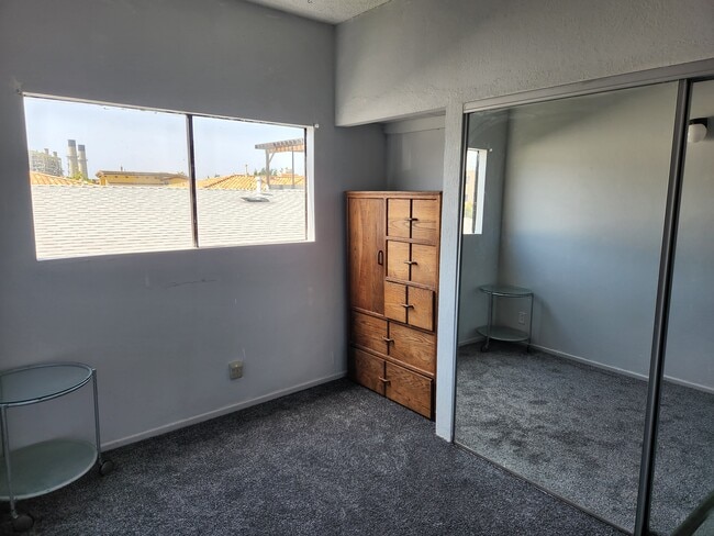 Building Photo - 300 N Catalina Ave