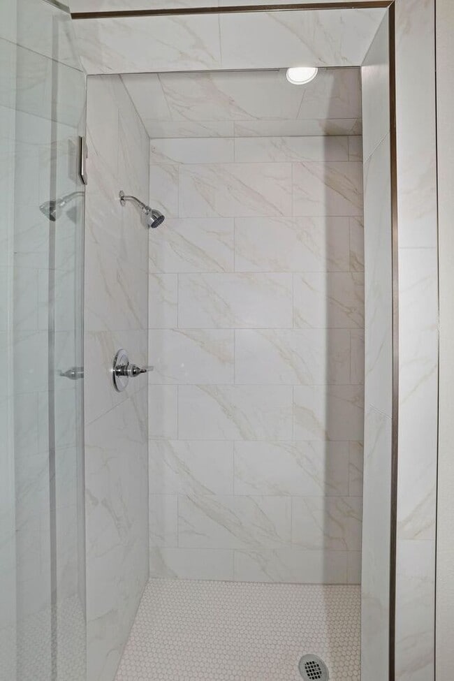 Building Photo - 7612 Woodford Ave