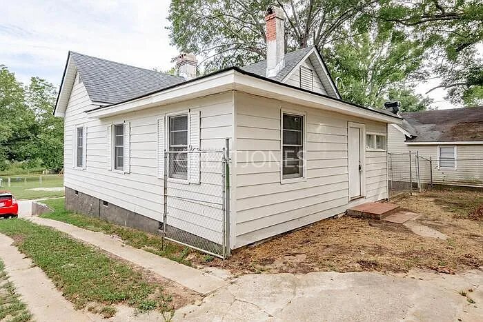 Building Photo - 698 Southern St