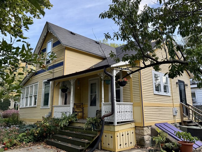 Building Photo - 603 S Batavia Ave