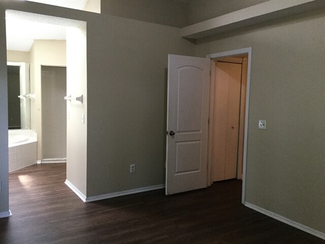 Building Photo - 317 McCoy Village Ct