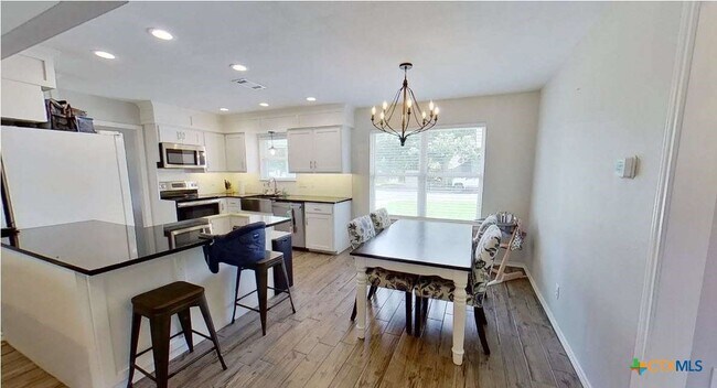 Building Photo - 323 Cardinal Dr