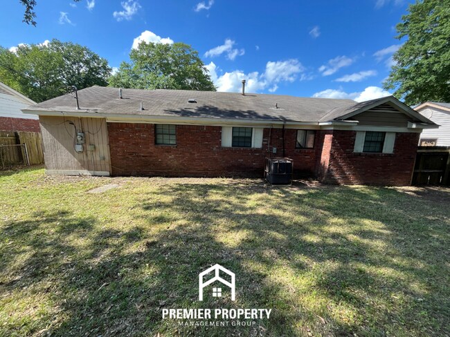 Building Photo - Charming 3BR/1BA Near Parkway Village | 1,305 Sq Ft, Open Kitchen & Large Fenced Yard