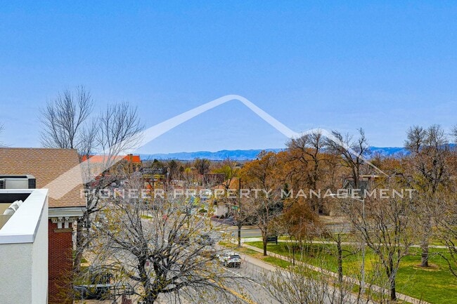 Building Photo - Spacious Home with Washer/Dryer and Mountain Views