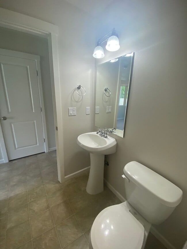 Building Photo - LARGE SINGLE FAMILY HOME ON CORNWALL (RPM#220)