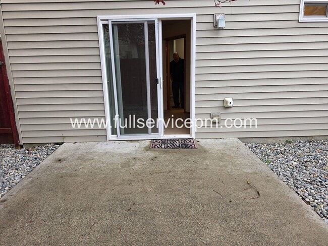 Building Photo - Private Drive Townhome Near Stone Ave N | 3 Bed, 2 Bath, 2-Car Garage, Deck + Fenced Yard