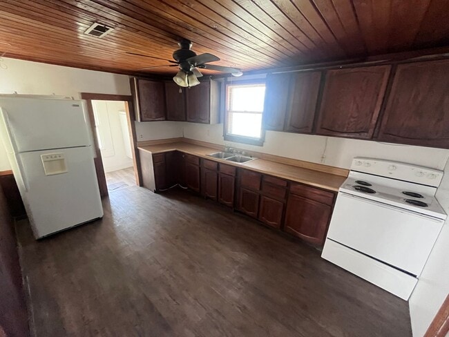 Building Photo - 3 Bedroom House!