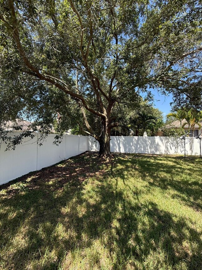 Building Photo - Come View This Amazing 3 Bed 2 Bath Single...