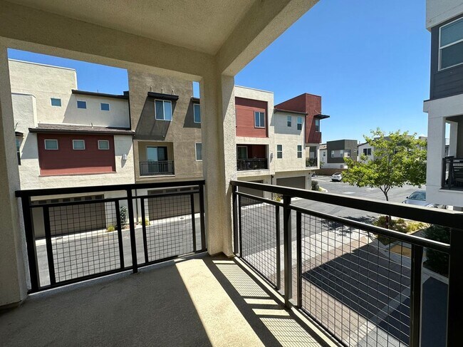 Building Photo - 4 BEDROOM HOME FOR LEASING IN RANCHO CUCAMONGA