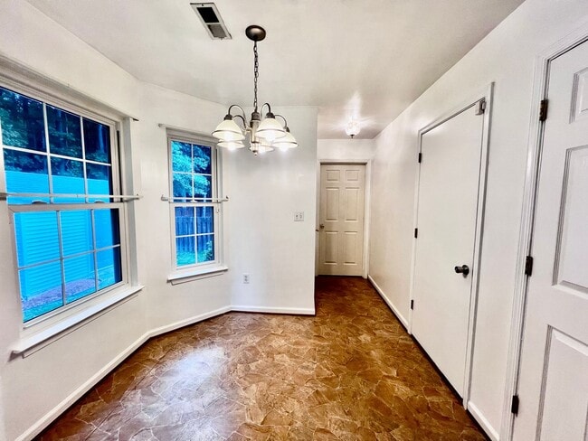 Building Photo - Gorgeous 4 Bedroom 2.5 Bath home in the he...