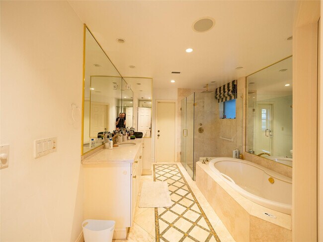 Building Photo - 2899 NW 26th Ave