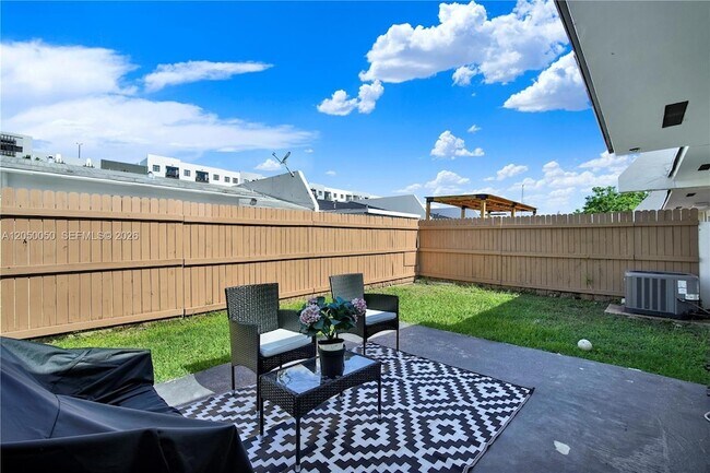 Building Photo - 4260 SW 68th Ct