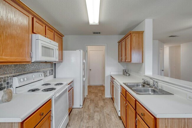 Building Photo - 104 Pinnacle Dr