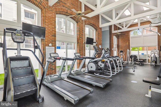 Building Photo - Stylish Two-Level Condo in Gables of Tuckerman Near Pike & Rose!