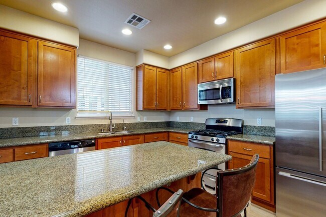 Building Photo - Town House Near Downtown Pleasanton  3 Bed...