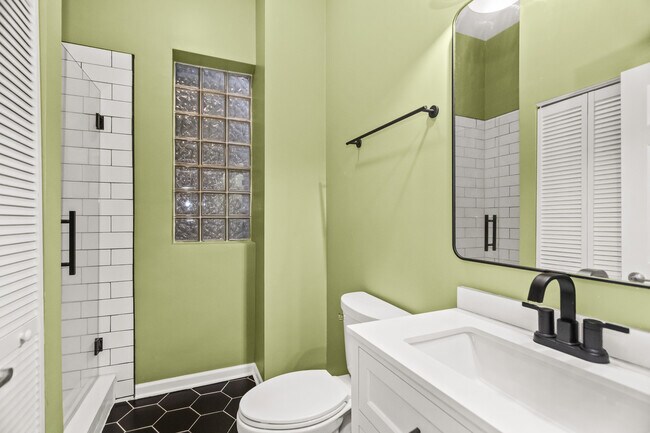 Building Photo - 2625 W Chicago Ave