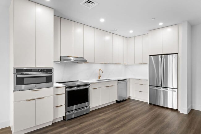 Building Photo - 2 Bedroom Corner-Unit with Wooded Balcony ...
