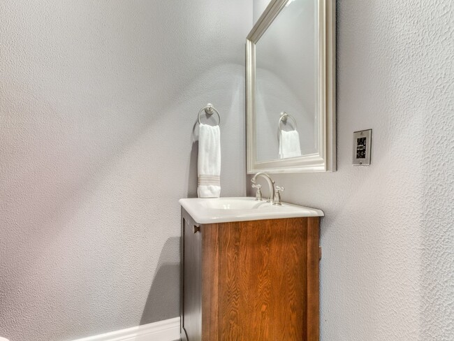 Building Photo - 1319 Park Wind Dr