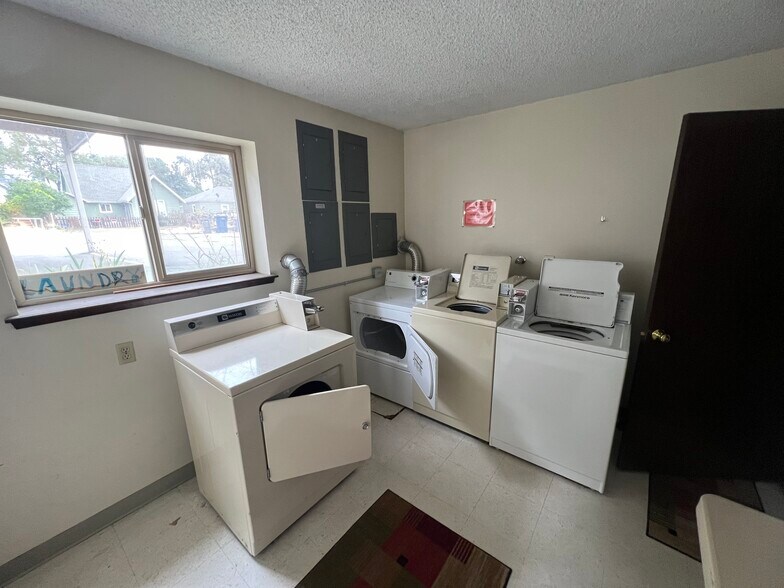 Building Photo - 304 S Pine St