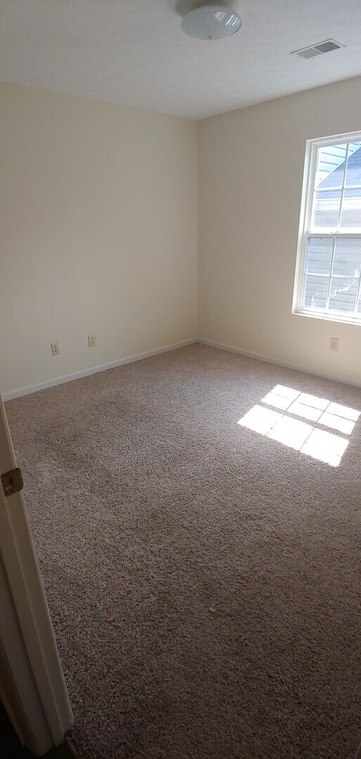 Building Photo - One Level home with 3 bedrooms,2 bath  Large back yard!       26032326