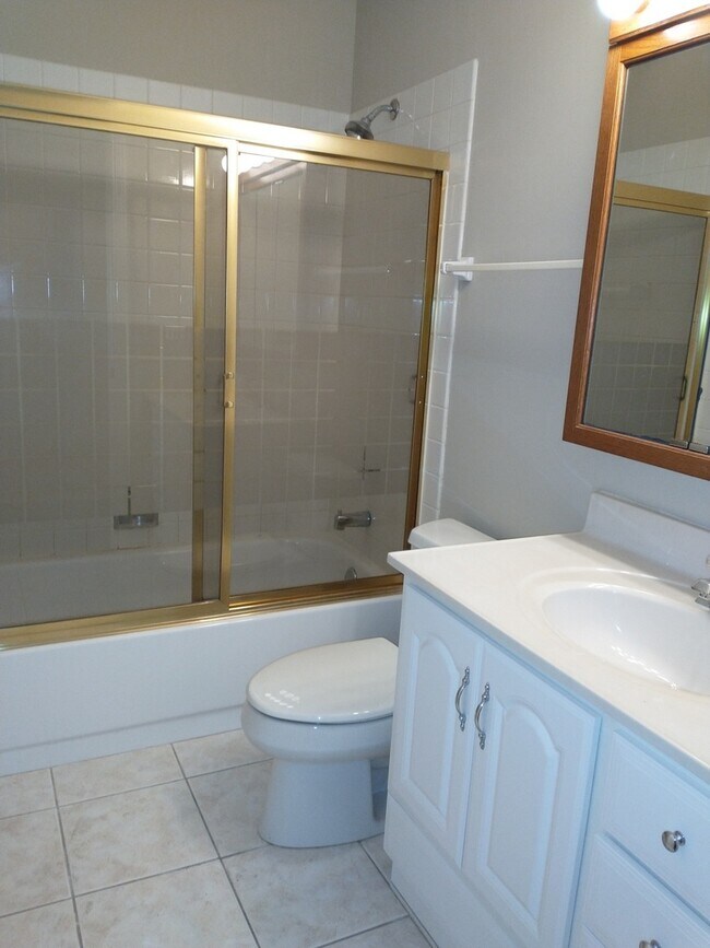 Building Photo - 936 Surrey Dr