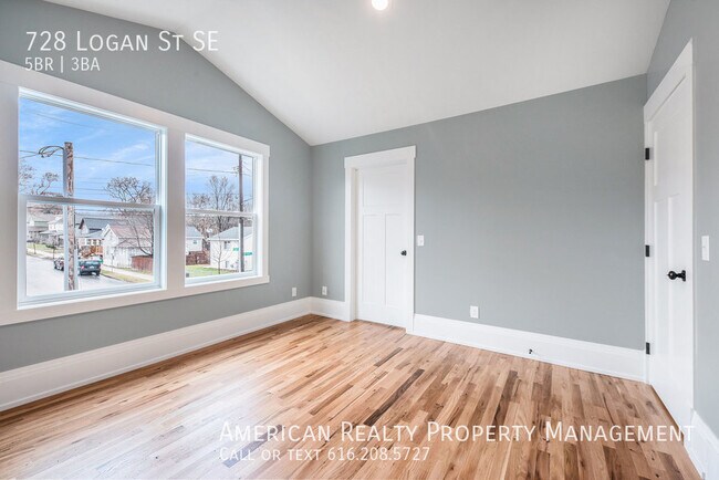 Building Photo - 728 Logan St SE