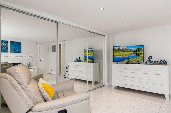 Building Photo - 1900 N Victoria Park Rd