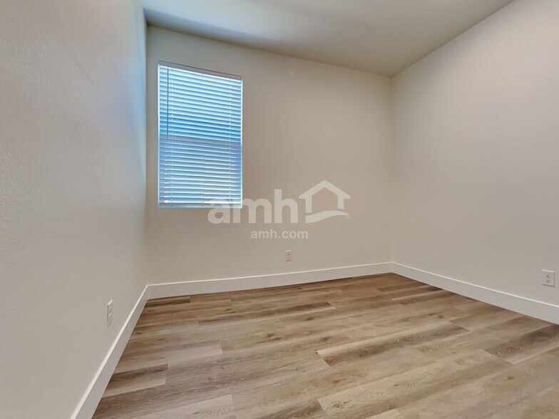 Building Photo - 525 Silverbell Falls Pl