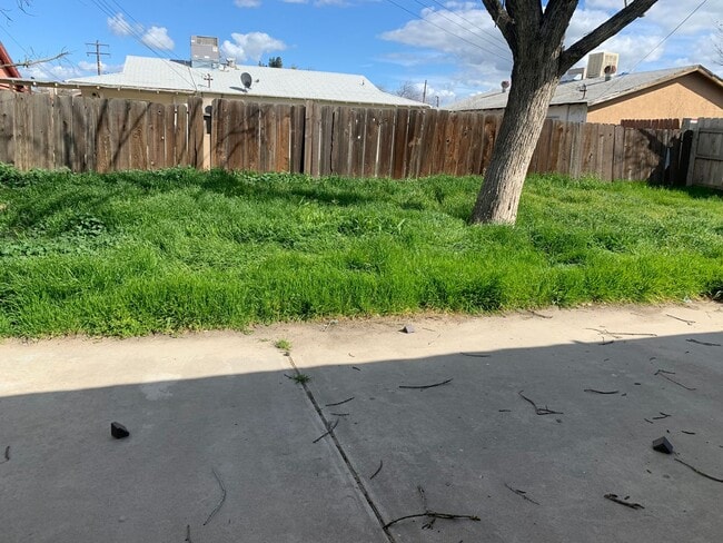 Building Photo - 3 bed 2 bath