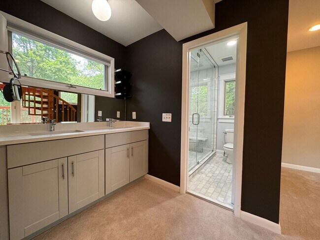 Building Photo - Fantastic 4 Bed 3.5 Bath Townhome With Sun...