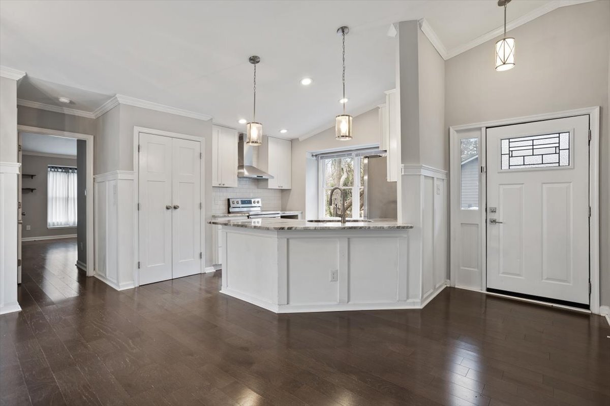 Building Photo - 2400 Calvert Dr