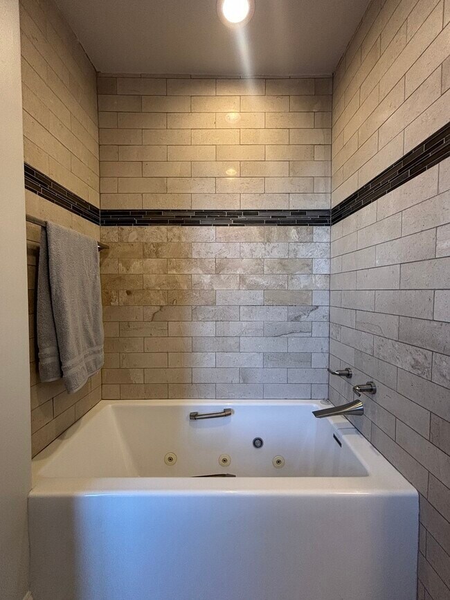 Building Photo - 5555 S Everett Ave