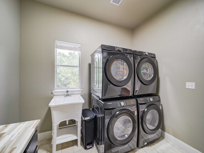 Building Photo - 200 Cove Dr