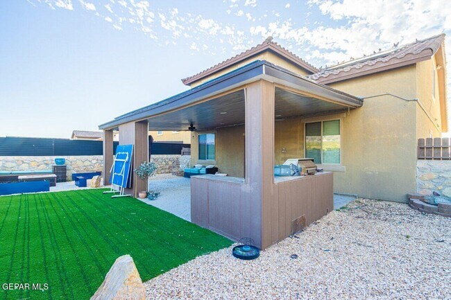 Building Photo - 2058 Bluff Creek St